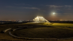 Vollmond über der "Kathedrales des Windes", einem Kunstprojekt des Künstlers Jens J. Meyer auf der Halde Norddeutschland. (HDR, Vollformat | f =24 mm | 30 s bis 0,4 s | ƒ/8 | ISO = 400)