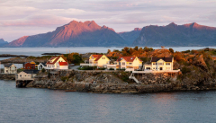 Blick nach Westen und über die ersten Häuser von Henningsvær