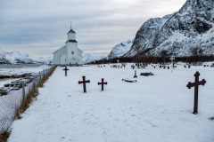 Blick über den Friedhof auf Gimsøy Kirke
