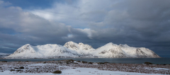 Die Berge bei Limstranden auf Vestvågøya