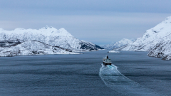 Da fährt es hin, das Hurtigrutenschiff in Richtung Svolvær