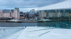 Blick von der Oper herunter ins Hafenbecken