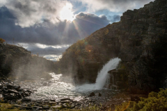 Storulfossen im Gegenlicht