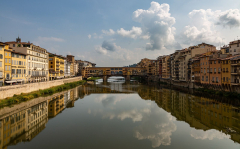 Die Ponte Vecchio, von der Ponte Santa Trinita aus gesehen