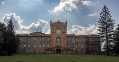 Majestätisch thront das Schloss auf der Hügelkuppe