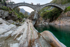 Eine alte Römerbrücke führt über die Verzasca