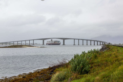Die Brücke von Stokmarknes aus