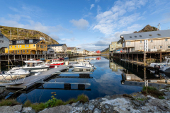 Blick von der Hafenmole über den Hafen von Nyksund